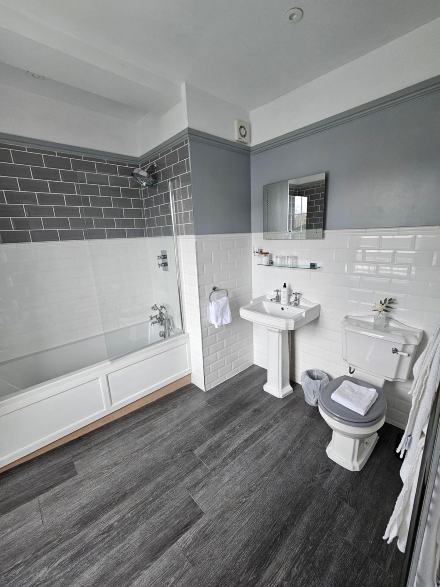 The Beacons Guest House Брекън Екстериор снимка