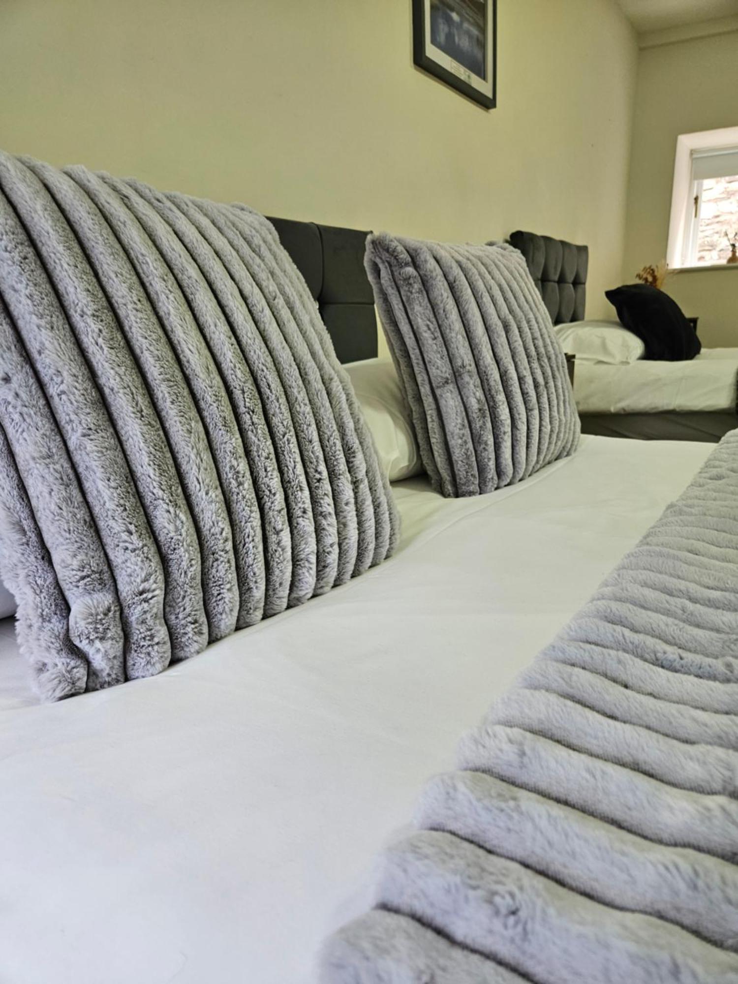 The Beacons Guest House Брекън Екстериор снимка