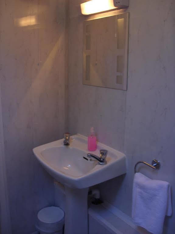 The Beacons Guest House Брекън Екстериор снимка